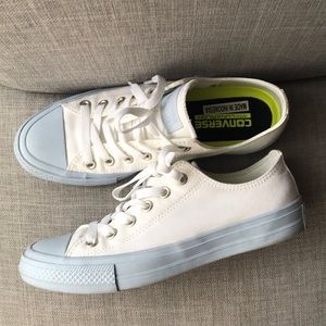Converse women’s size 8 white blue shoes